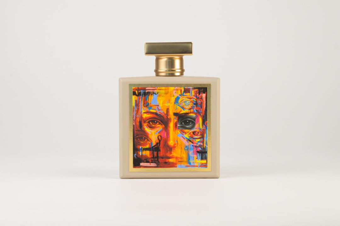 L'Art Vévien The Architect of Chaos 100 ml Extrait de Parfum bottle with Fabian Utta artwork